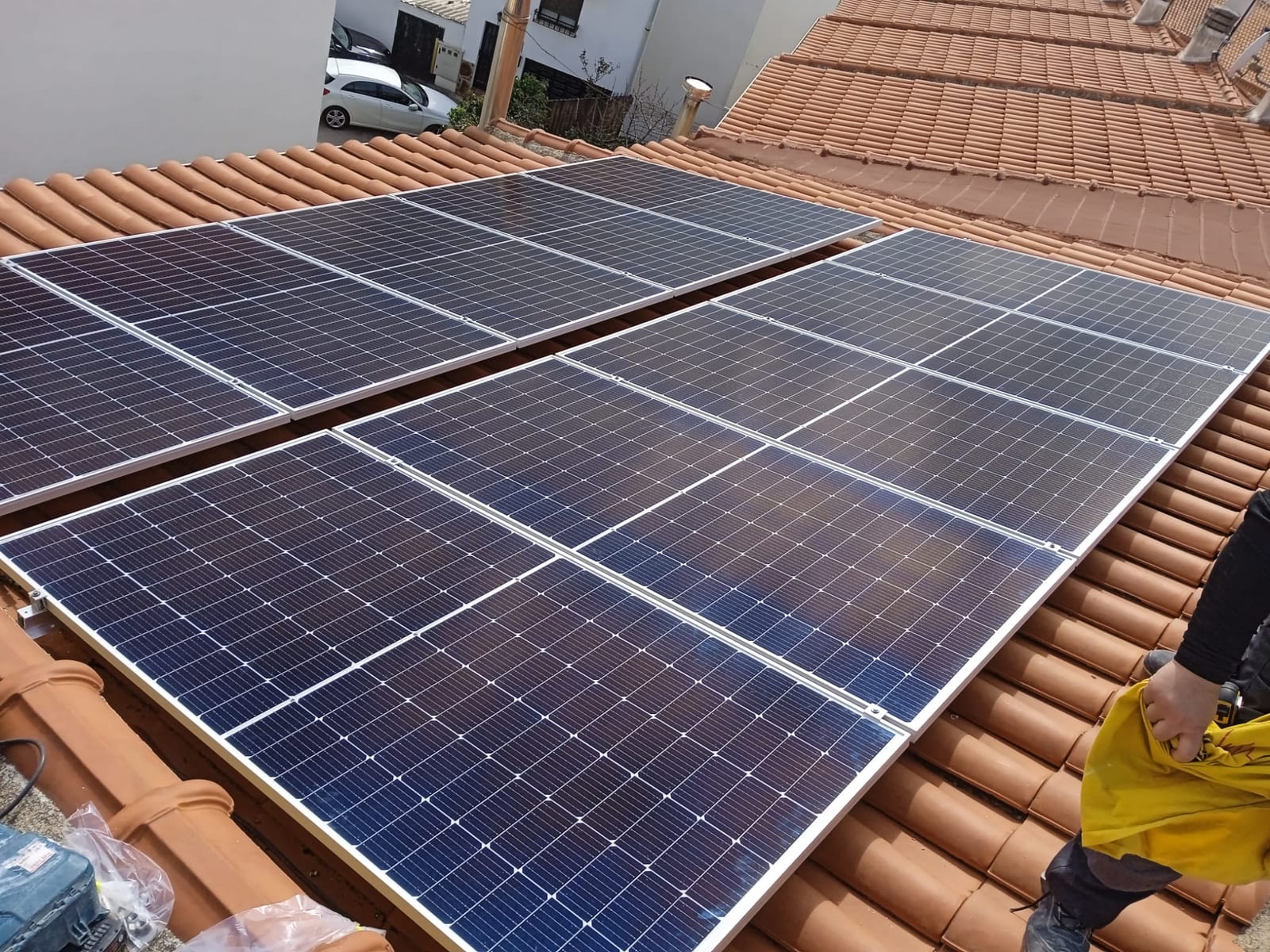 Instalador de Impulsa Energía montando 10 paneles solares en un tejado de Arganda del Rey, Madrid