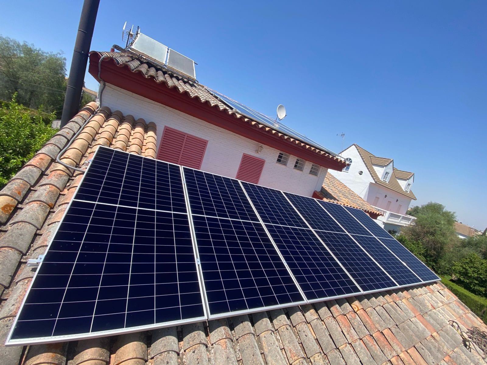 Instalación de 12 paneles solares en una vivienda de Dos Hermanas, Sevilla