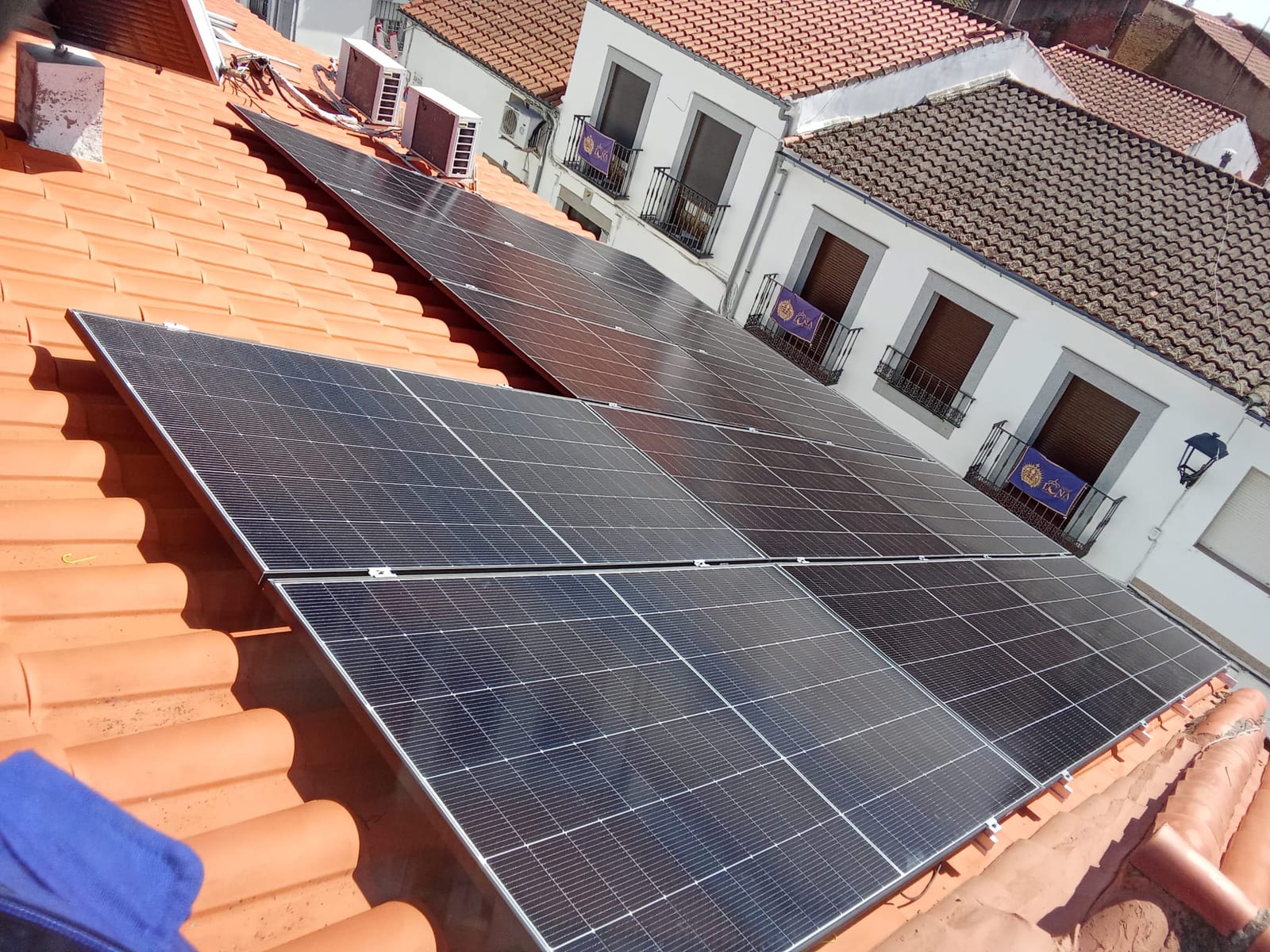 Instalación de 12 paneles solares en el tejado de una vivienda de Villanueva de Córdoba